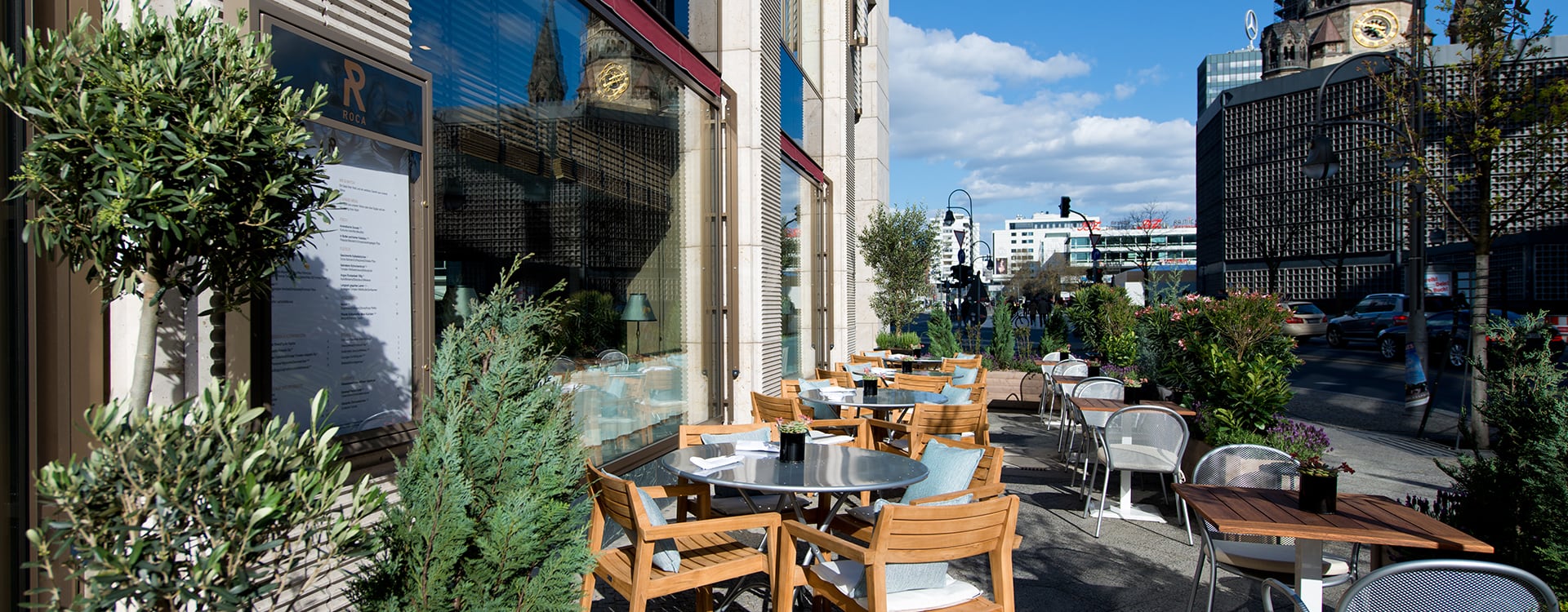 Restaurant Roca mit Terrasse und Blick auf die Kaiser-Wilhelm-Gedächtniskirche Berlin